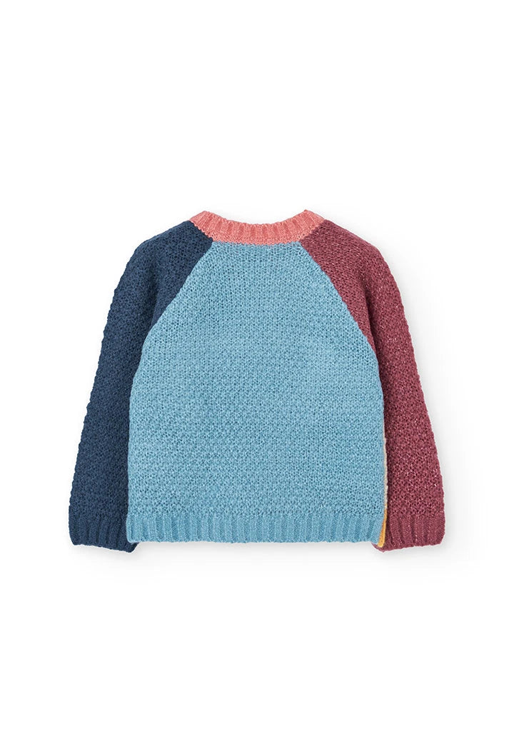 Vista trasera del suéter de punto para niño, mostrando la espalda color azul claro y las mangas de diferente color, marca Boboli.