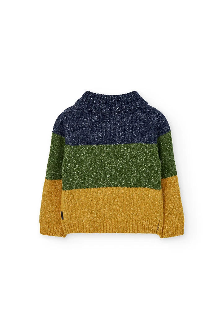 Vista trasera del suéter de punto para niño con rayas de colores, mostrando la espalda y las aberturas laterales en el bajo, marca Boboli.