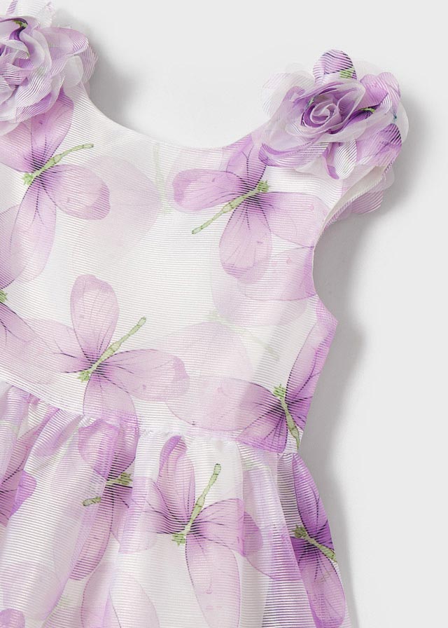 Detalle del vestido infantil con estampado de mariposas en tonos lila y delicadas flores en los hombros, ideal para ocasiones especiales y eventos formales.