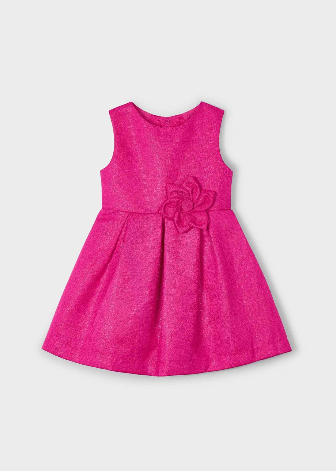 Vestido magenta fiusha de Mayoral visto de frente, con un diseño plisado y un estilo sofisticado.