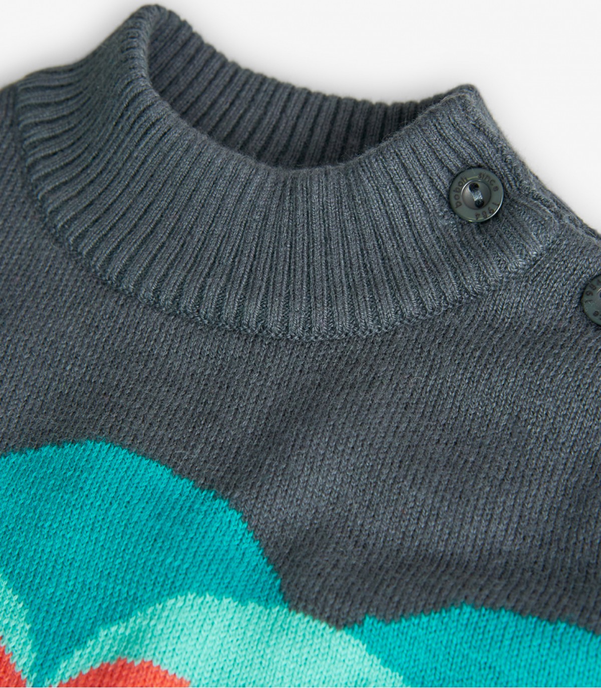 Detalle del cuello alto del vestido Boboli con botones laterales para fácil puesta.