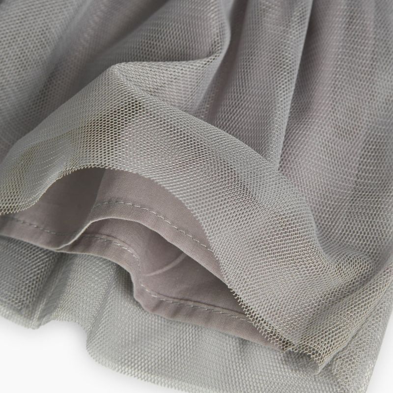 Detalle cercano de la falda de tul del vestido Boboli, mostrando el forro interior y la textura ligera del tul.