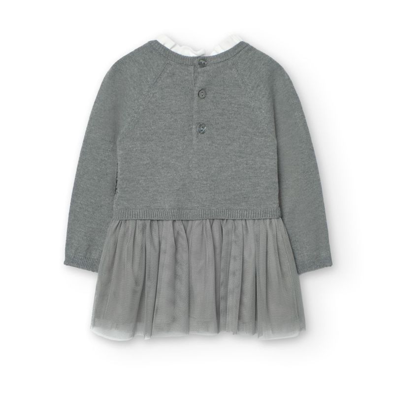 Vista trasera del vestido Boboli en gris con botones en la espalda y falda de tul.