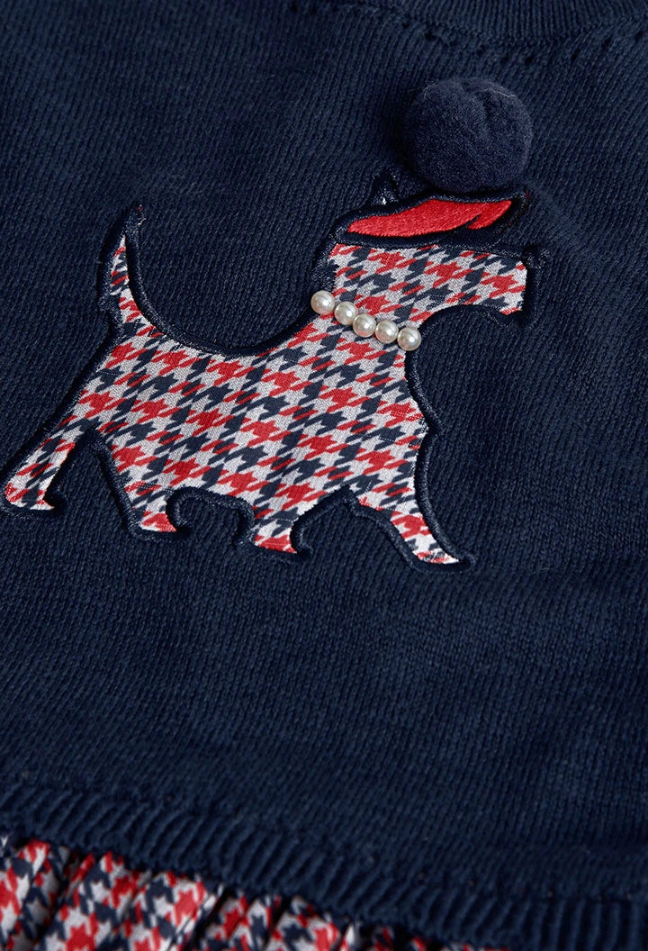 Detalle del aplique de un perro Scottie con tela de pata de gallo y un collar de perlas en un vestido de punto, marca Boboli.
