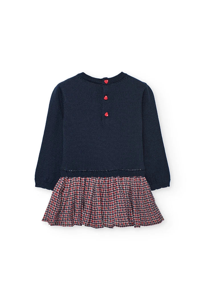 Vista trasera del vestido para niña, mostrando los botones rojos en forma de corazón en la espalda, marca Boboli.