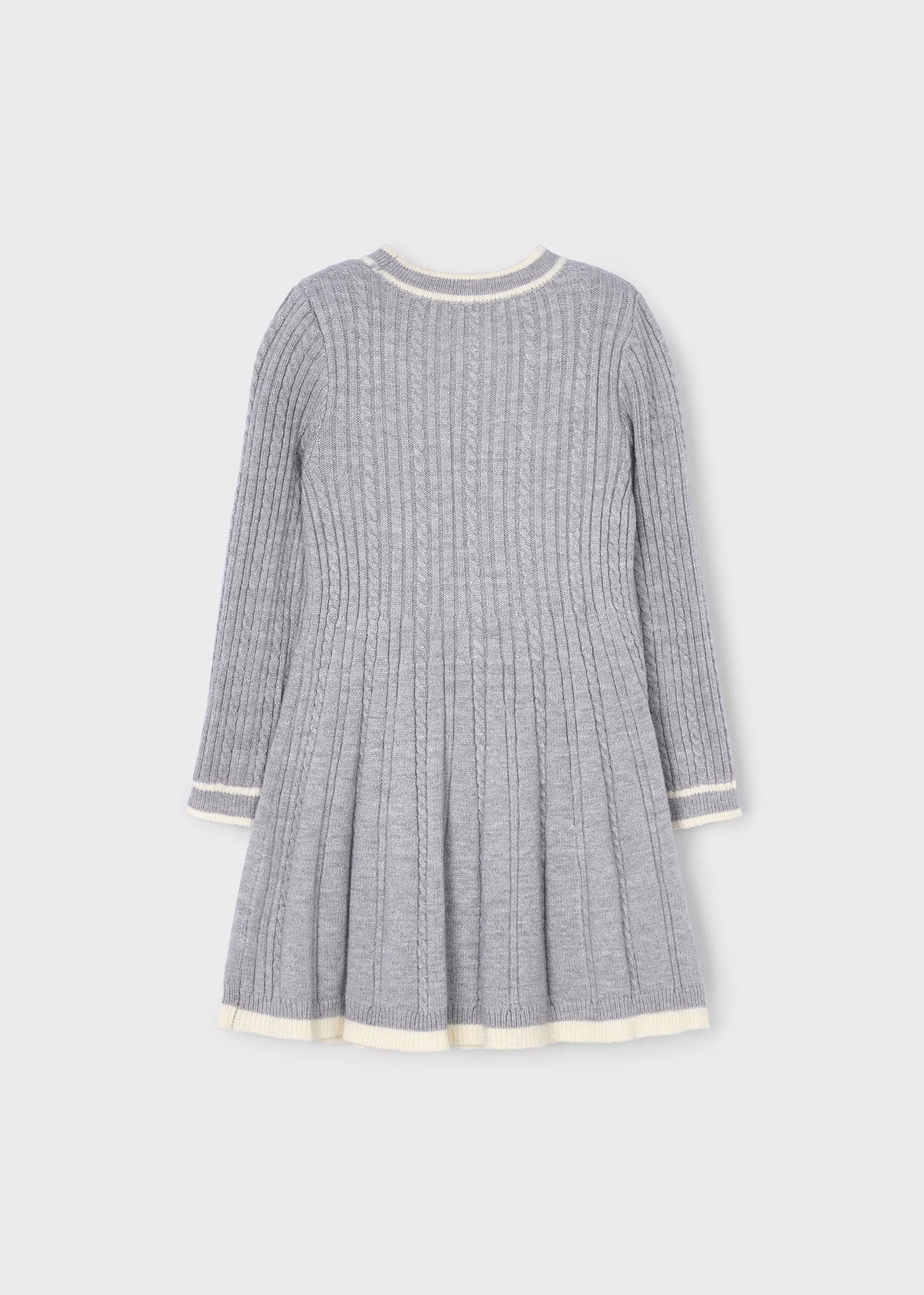 Vista trasera del vestido de punto trenzado gris para niña.