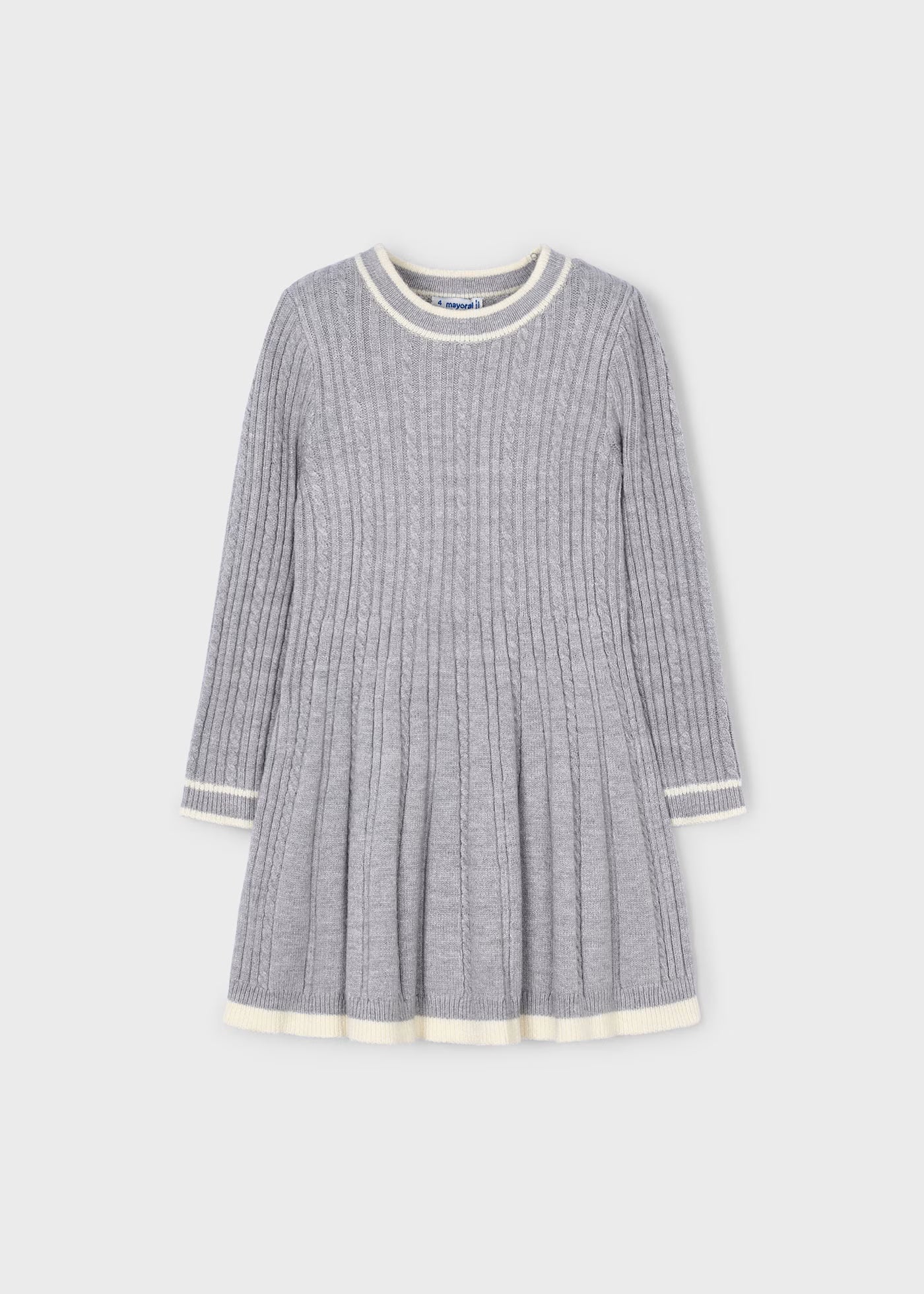 Vista frontal de un vestido de punto trenzado color gris para niña, con cuello, puños y bajo a contraste, marca Mayoral.