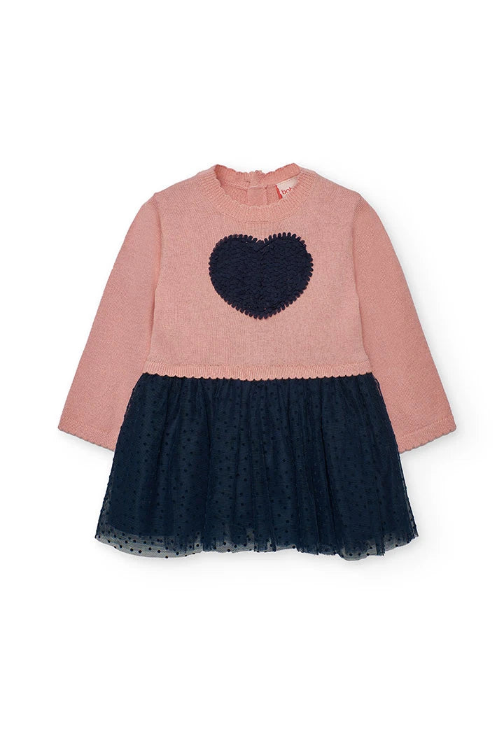 Vista frontal de un vestido para niña con cuerpo de punto rosa, falda de tul azul marino y un corazón texturizado en el pecho, marca Boboli.