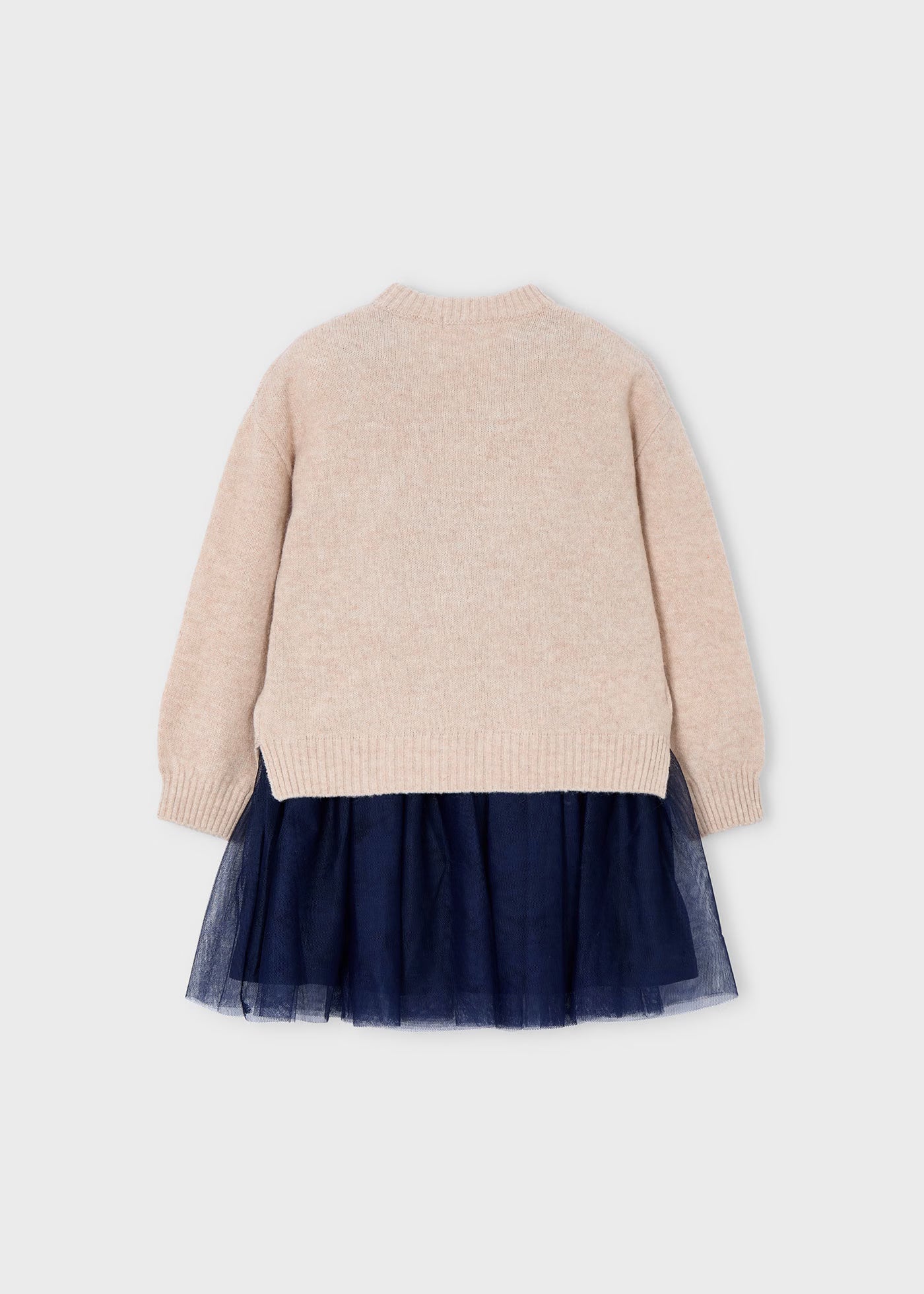 Vista trasera del conjunto de suéter de punto y vestido de tul para niña.