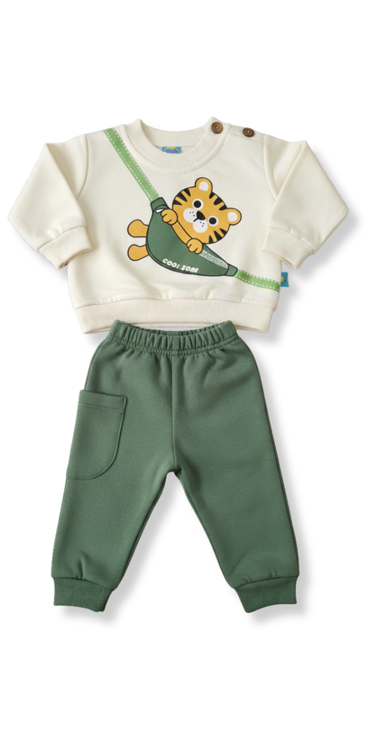 Vista frontal de un conjunto de dos piezas para bebé: una sudadera color crudo con un estampado de un tigre en un bolso verde, y un pantalón jogger a juego en color verde.