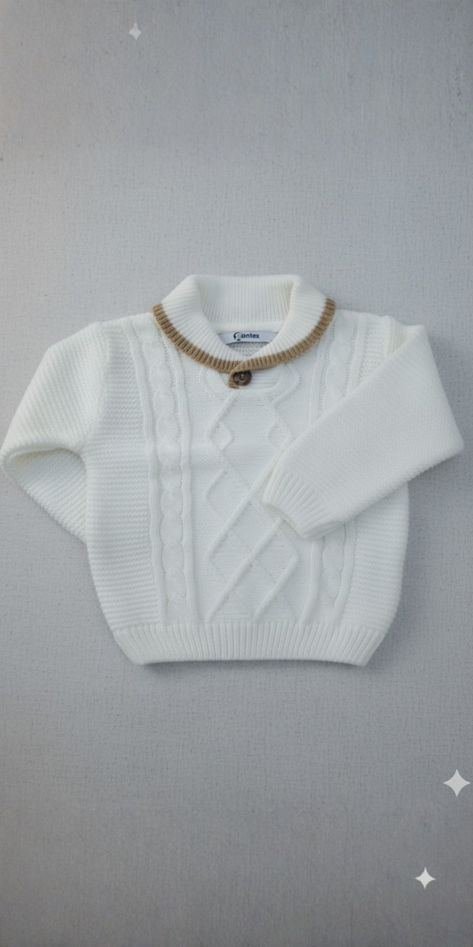 Vista frontal de un suéter de punto blanco para bebé, con diseño de trenzas y cuello Peter Pan bicolor (blanco y camel), y un botón decorativo.