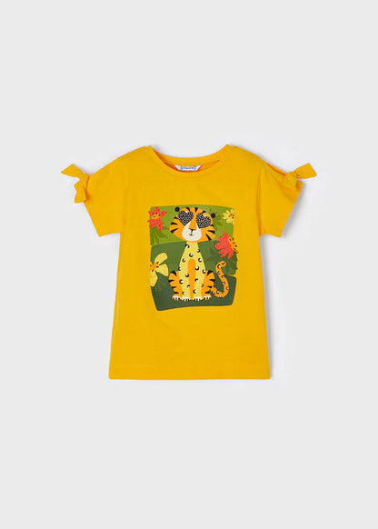 Blusa infantil en color amarillo con estampado de tigre y detalles de lazos en las mangas, ideal para un look cómodo y divertido.