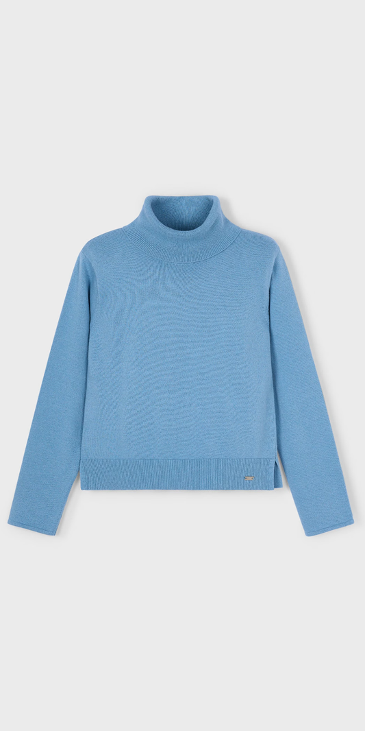 Vista frontal de un suéter de punto fino color azul cielo con cuello alto para niña, marca Mayoral.