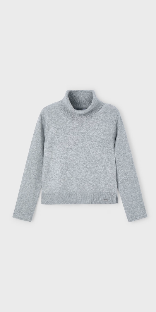Vista frontal de un suéter de punto fino color gris jaspeado con cuello alto para niña, marca Mayoral.