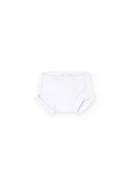  Calzón blanco para bebé con volantes en las piernas y cintura elástica, ideal para combinar con vestidos y conjuntos.