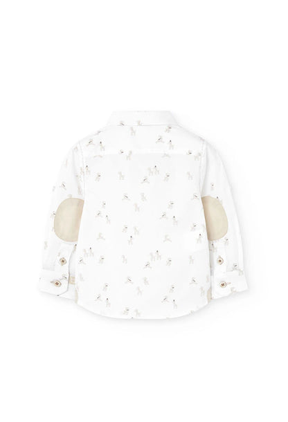 Espalda de camisa blanca para niño con estampado de cebras y coderas beige de Boboli.