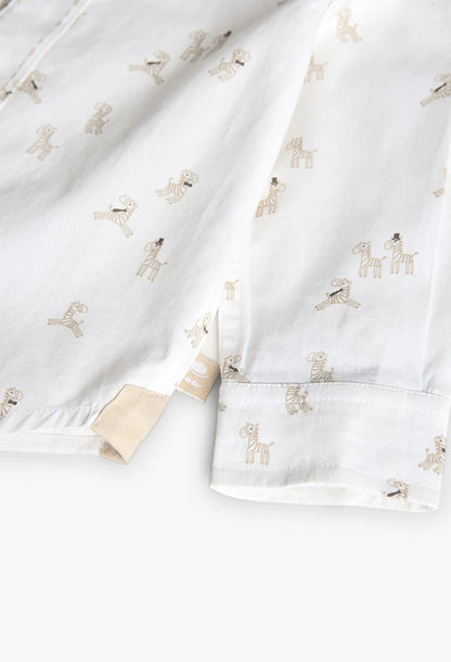 Acabado de la parte inferior de camisa blanca para niño con estampado de cebras, Boboli.