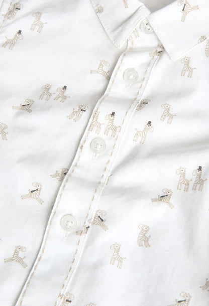 Detalle del estampado de cebras en camisa blanca de niño Boboli.