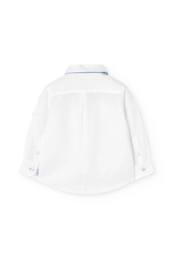 Vista trasera de camisa blanca de lino para niño con cuello azul claro.
