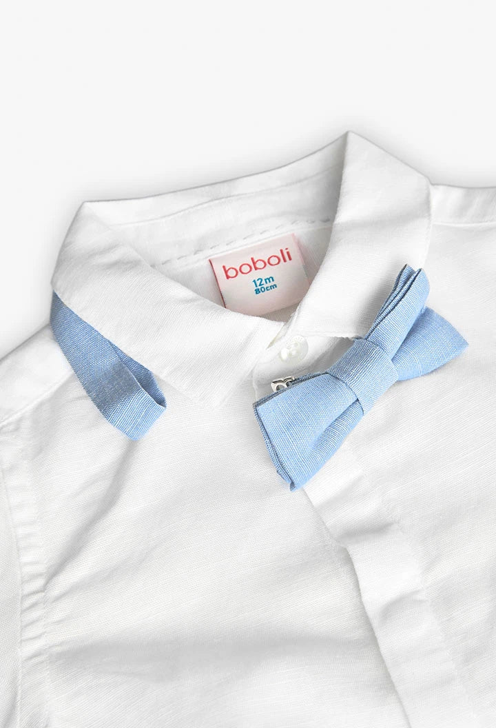 Detalle de cuello de camisa blanca de lino para niño con moño azul y etiqueta de Boboli.