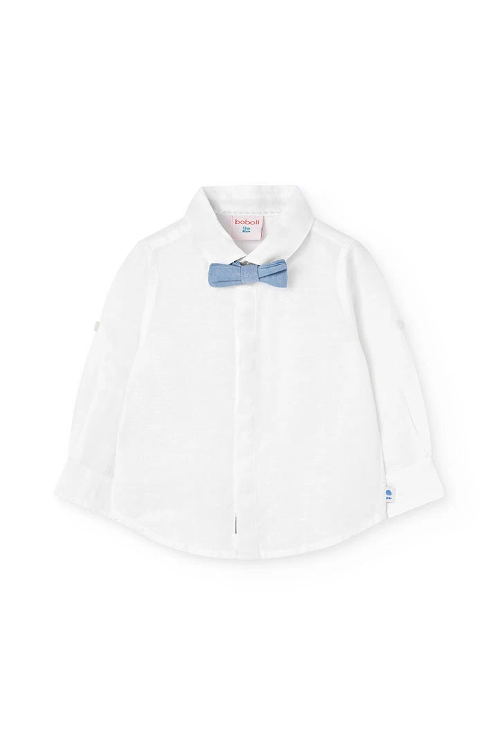 Camisa blanca de lino para niño con moño azul y cuello en contraste, marca Boboli.