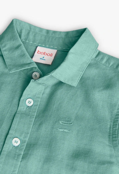 Detalle del cuello y botones de la camisa de lino verde de Boboli, con el logo bordado en el pecho. Prenda fresca y sofisticada para niños.