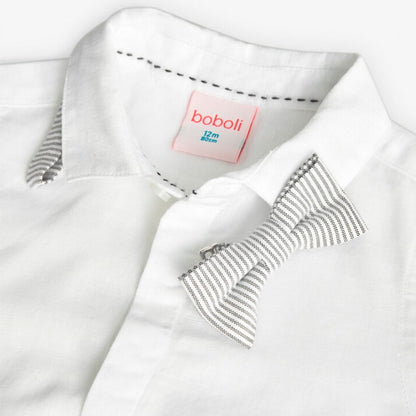 Detalle del moño de rayas grises en la camisa blanca de Boboli para niño.