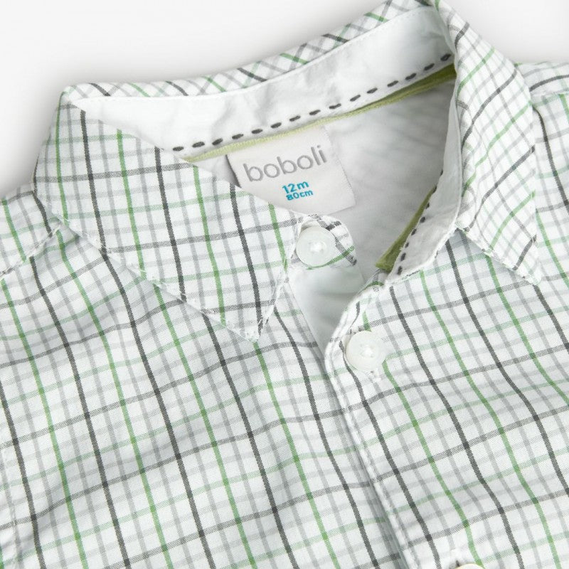 Detalle del cuello de la camisa de popelina con estampado a cuadros