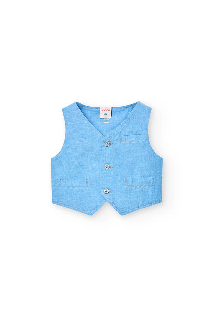 Vista frontal de chaleco azul claro de lino para niño con bolsillos y botones.