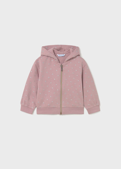 Vista frontal de una sudadera con capucha y cremallera color rosa para niña, con un estampado de estrellas plateadas, marca Mayoral.