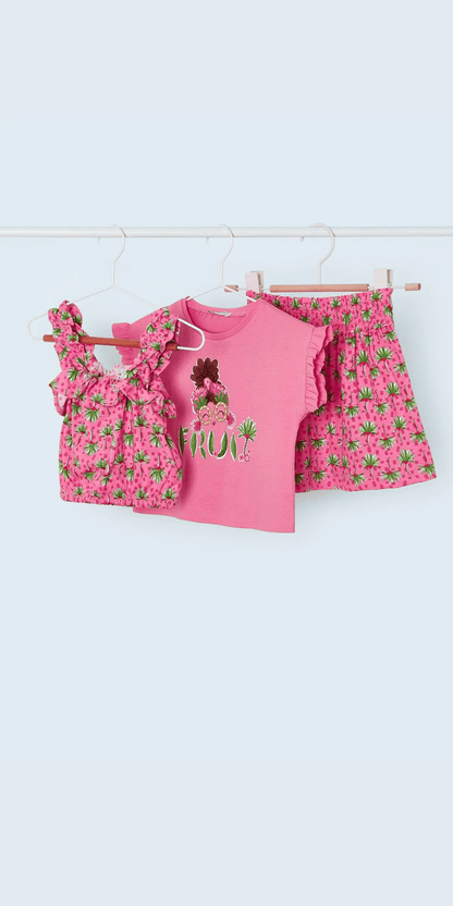 Conjunto de verano para niña en tonos rosas con estampado tropical de frutas. Incluye una blusa sin mangas con volantes, una camiseta de manga corta con diseño de frutas y una falda estampada. Perfecto para los días soleados con un estilo fresco y divertido.