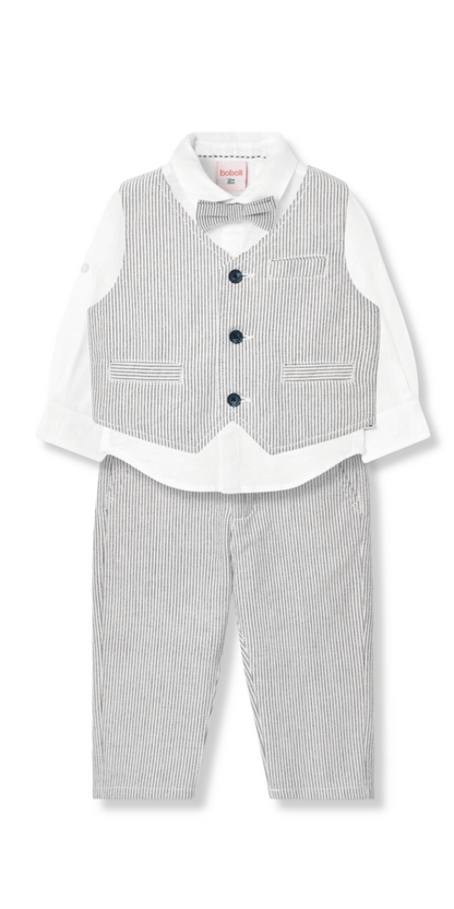 Conjunto formal para niño compuesto por camisa blanca, chaleco y pantalón de rayas, de la marca Boboli.