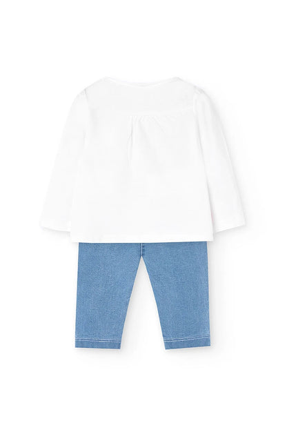 Conjunto de bebé compuesto por una playera blanca de manga larga y jeans de mezclilla azul, visto desde la parte trasera.