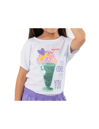 Blusa infantil blanca con estampado de milkshake decorado con lentejuelas y la frase “Too Cool for You”, combinando un diseño divertido y colorido para un look fresco y moderno.