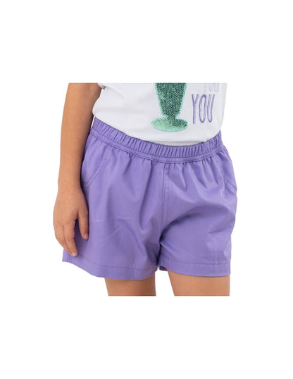 Short infantil color lila con cintura elástica y bolsillos laterales, ideal para un look cómodo y moderno en días cálidos.