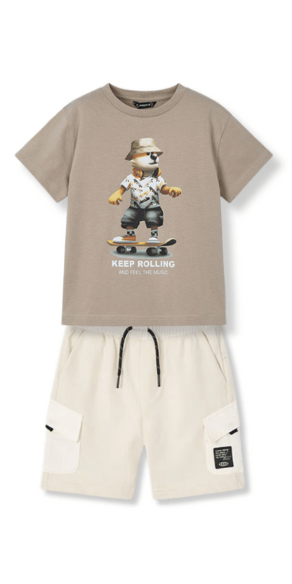 Conjunto infantil Mayoral con playera color beige con estampado de perro skater y shorts beige con bolsillos laterales.