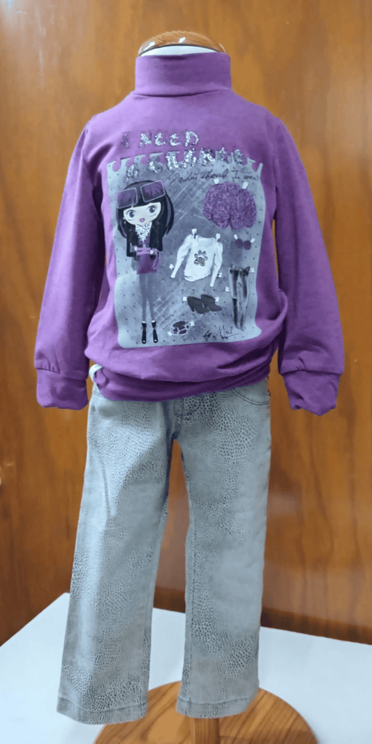 Conjunto Mayoral para niña con blusa morada de cuello alto y estampado “What Should I Wear?” y pantalón gris tipo animal print