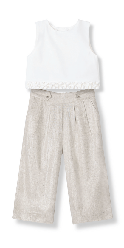 Conjunto elegante para niña con top blanco plisado y pantalón fluido de lino beige.
