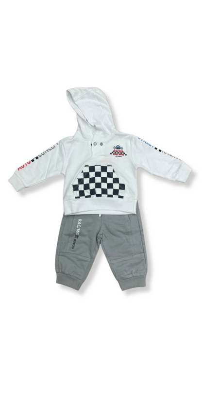Conjunto de pants y sudadera racing para niños, con diseño de cuadros tipo bandera de carreras y detalles automovilísticos.