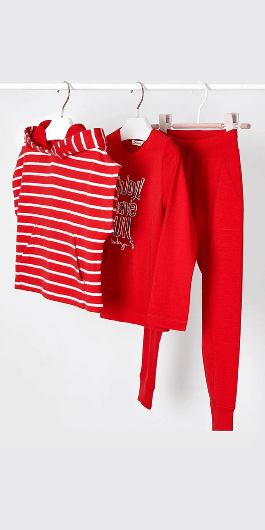 Conjunto de niña Mayoral de tres piezas colgado: sudadera sin mangas a rayas, playera roja y pants rojos