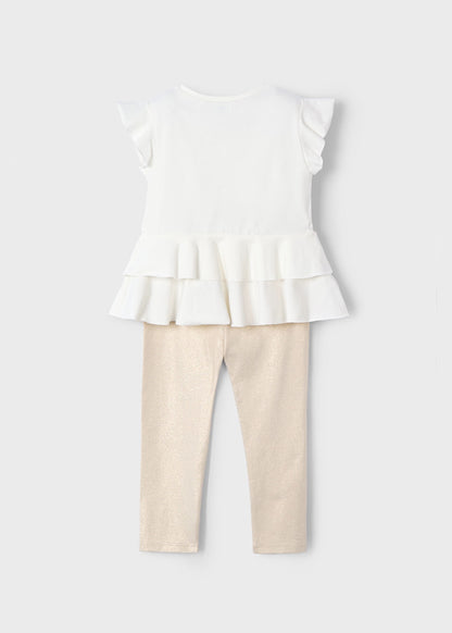 Vista trasera del conjunto de niña con playera de mangas cortas y leggings brillosos beige de Mayoral.