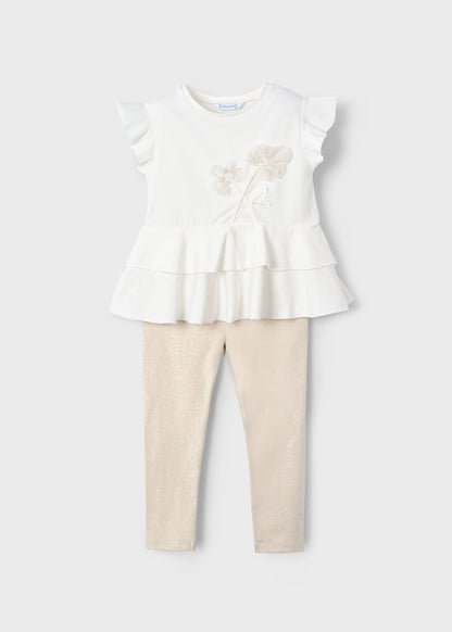 Conjunto de niña compuesto por una playera con aplicaciones de flores en relieve y leggings brillosos en tono beige de la marca Mayoral.