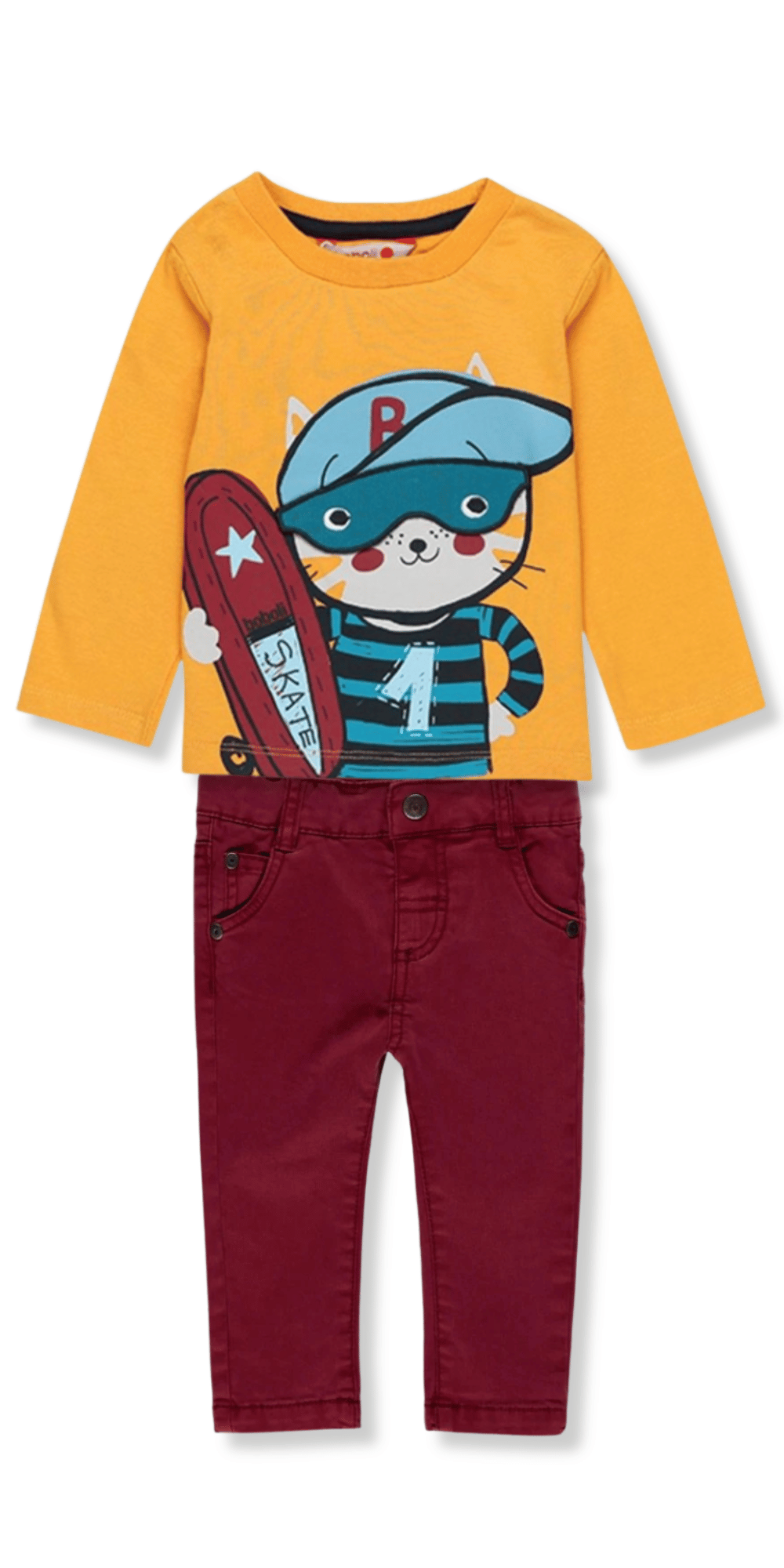 Conjunto Boboli completo: camiseta mostaza con gato skater y pantalón burdeos a juego.