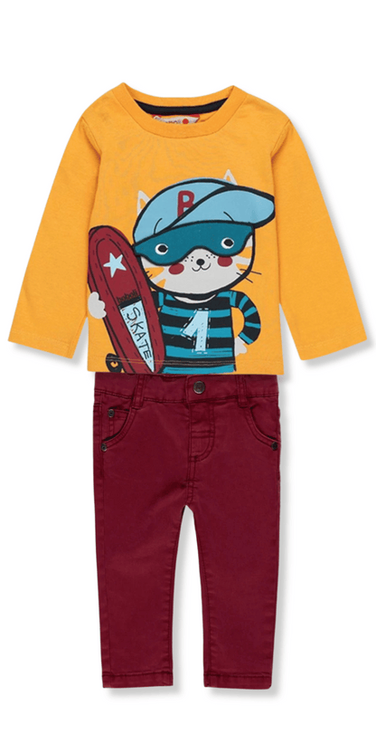 Conjunto Boboli completo: camiseta mostaza con gato skater y pantalón burdeos a juego.