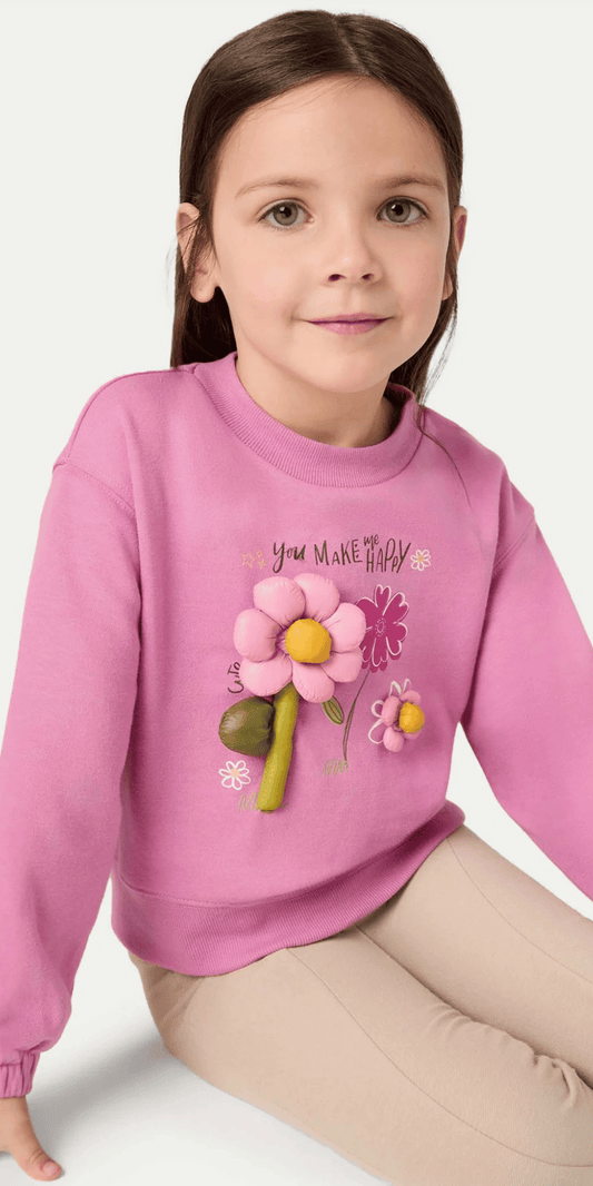 Niña usando conjunto Mayoral con sudadera rosa con flores acolchadas y pantalón beige de pierna recta