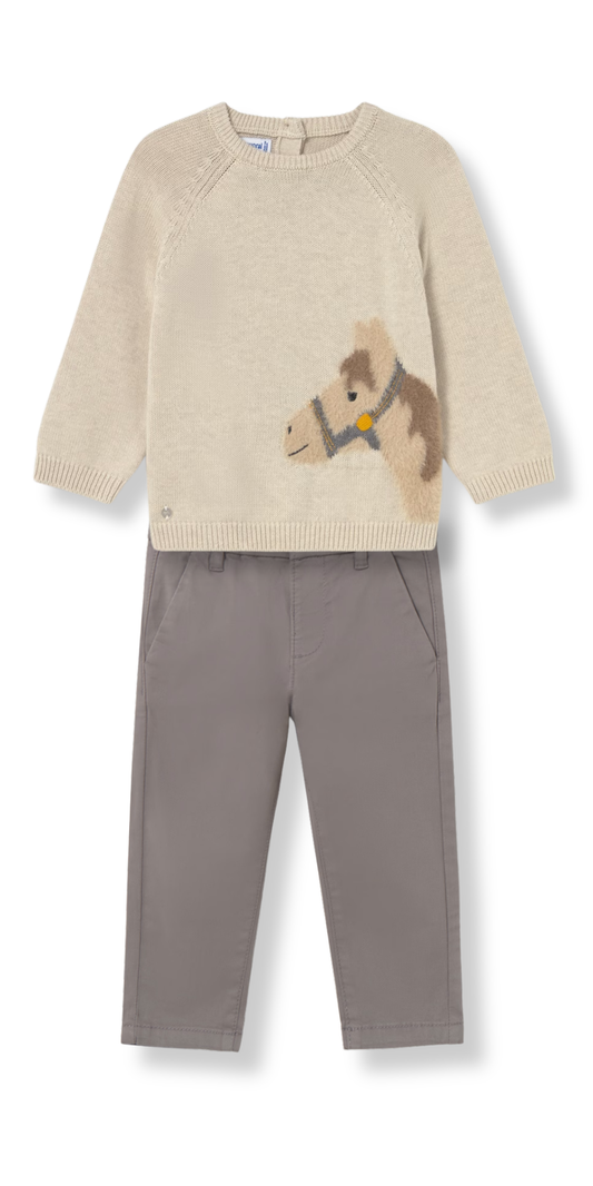 Conjunto con sueter de punto color avena con el gráfico de un caballo con textura y un pantalón chino color gris para niño. 