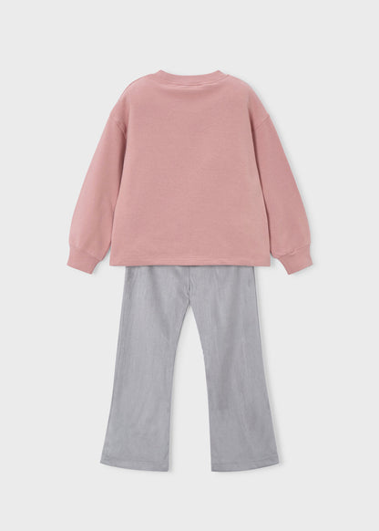 Vista trasera del conjunto de sudadera rosa y legging acampanado gris para niña.