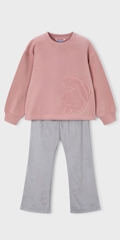 Vista frontal de un conjunto para niña de sudadera rosa con aplique de conejo y legging acampanado gris, marca Mayoral.