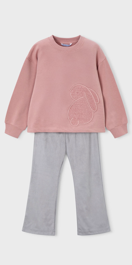 Vista frontal de un conjunto para niña de sudadera rosa con aplique de conejo y legging acampanado gris, marca Mayoral.
