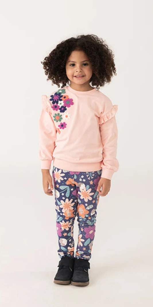 Niña sonriendo usando un conjunto de sudadera rosa con flores bordadas y leggings con estampado floral, marca Boboli.